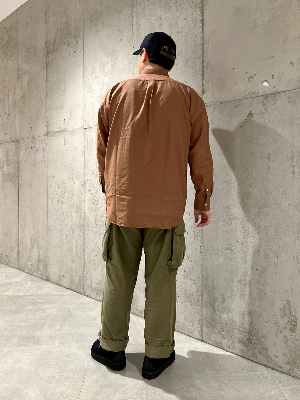 オレンジ系のシャツ/ブラウス、グリーン系のカーゴパンツ、ホワイト系のTシャツ/カットソーを着用したメンズの春コーディネートの4枚目の写真