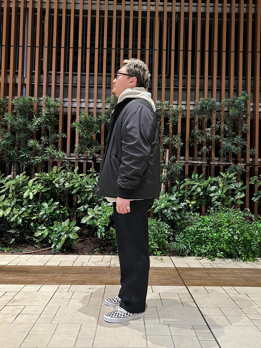 ブラック系のブルゾン、ブラック系のスニーカー、ブラック系のその他パンツを着用したメンズの冬コーディネートの2枚目の写真