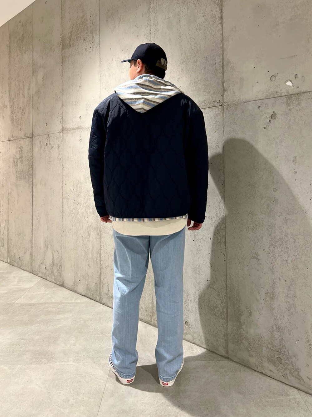 ブルー系のパーカー、ホワイト系のTシャツ/カットソー、ブルー系のその他アウターを着用したメンズの冬コーディネートの4枚目の写真