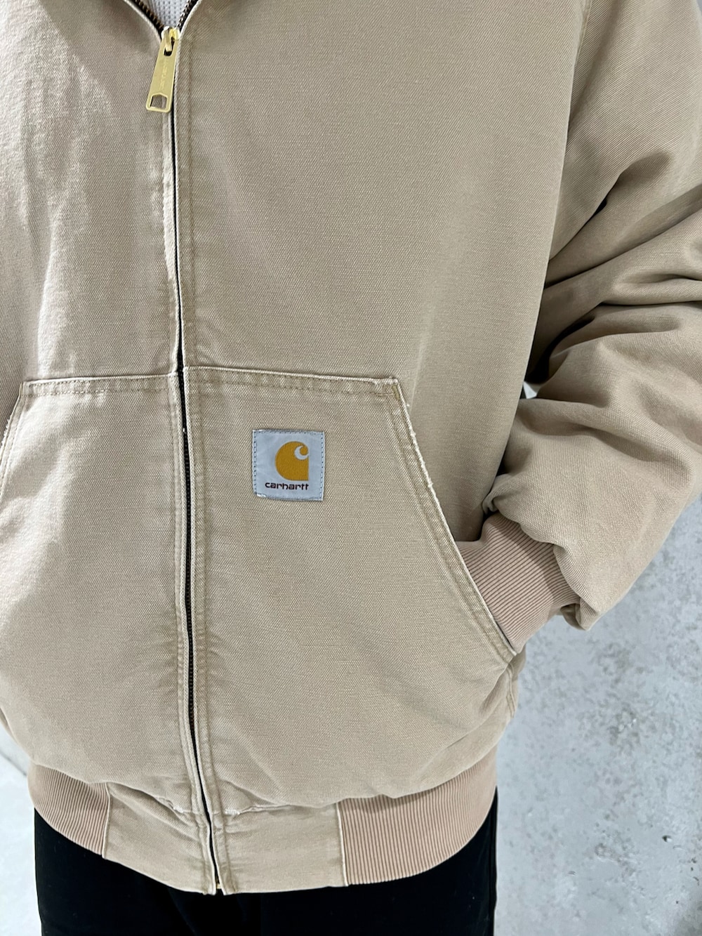 ブラウン系のその他アウター、ホワイト系のTシャツ/カットソー、ブラック系のチノパンツを着用したメンズの春コーディネートの5枚目の写真