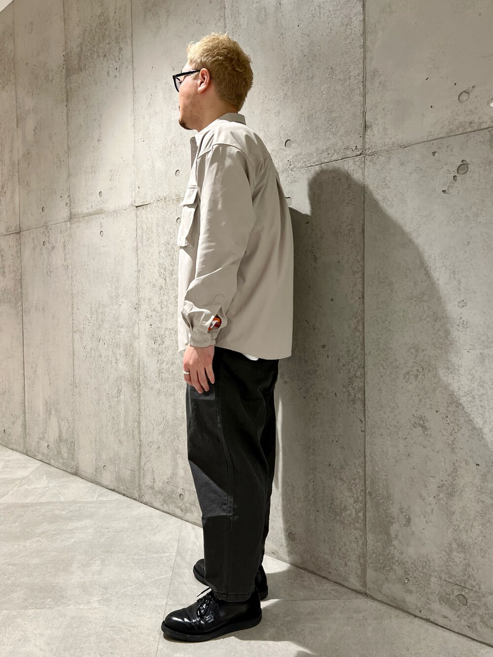 ベージュ系のシャツ/ブラウス、オレンジ系のTシャツ/カットソー、ブラック系のその他パンツを着用したメンズの春コーディネートの3枚目の写真