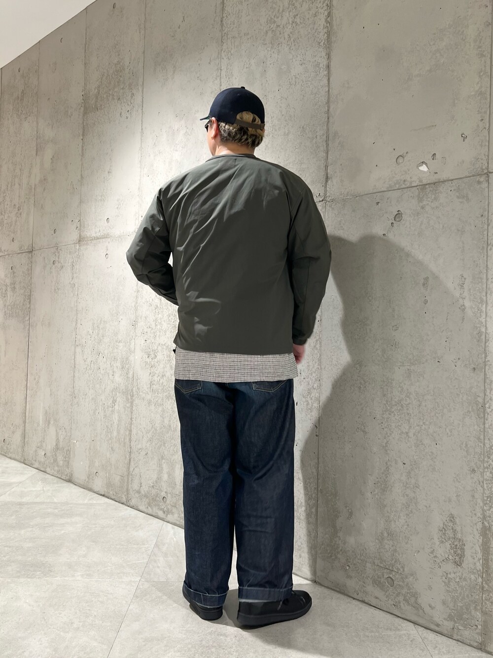 グリーン系のカーディガン/ボレロ、その他のシャツ/ブラウス、ブルー系のデニムパンツを着用したメンズの春コーディネートの3枚目の写真