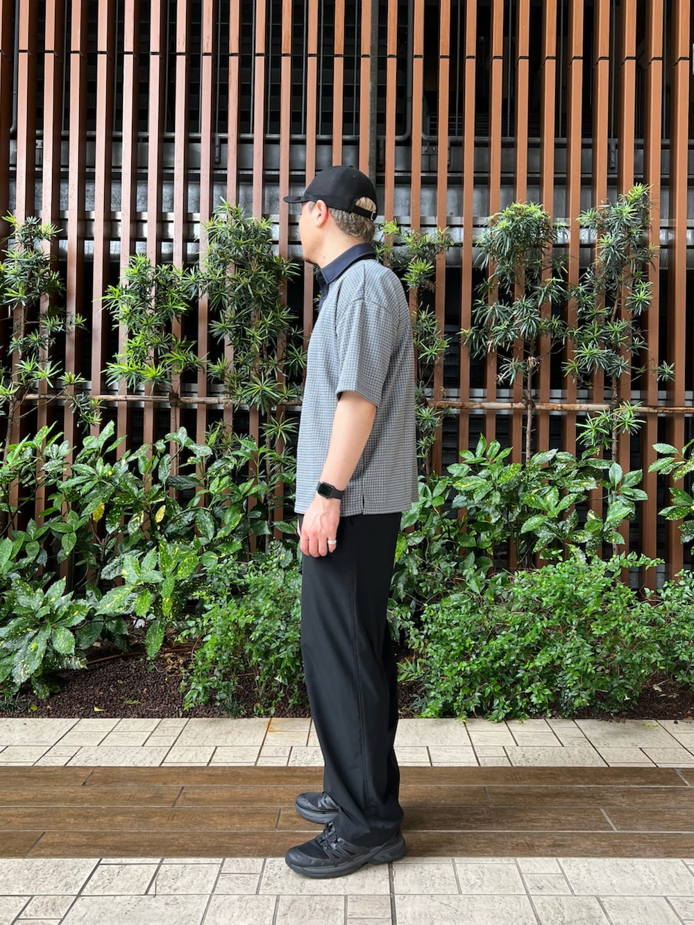 ブラック系のその他パンツ、ブルー系のポロシャツ、ブラック系のシューズを着用したメンズの春コーディネートの3枚目の写真