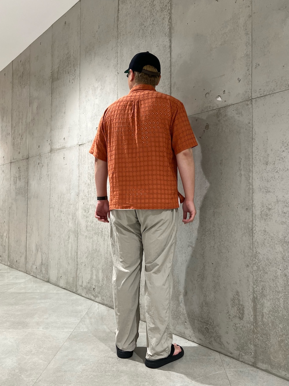 ホワイト系のタンクトップ、ベージュ系のその他パンツ、ブラック系のサンダルを着用したメンズの夏コーディネートの3枚目の写真