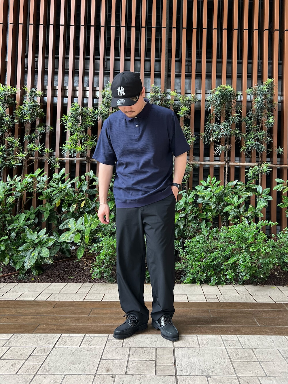 ブラック系のその他パンツ、ブラック系のシューズ、ブルー系のポロシャツを着用したメンズの夏コーディネートの2枚目の写真