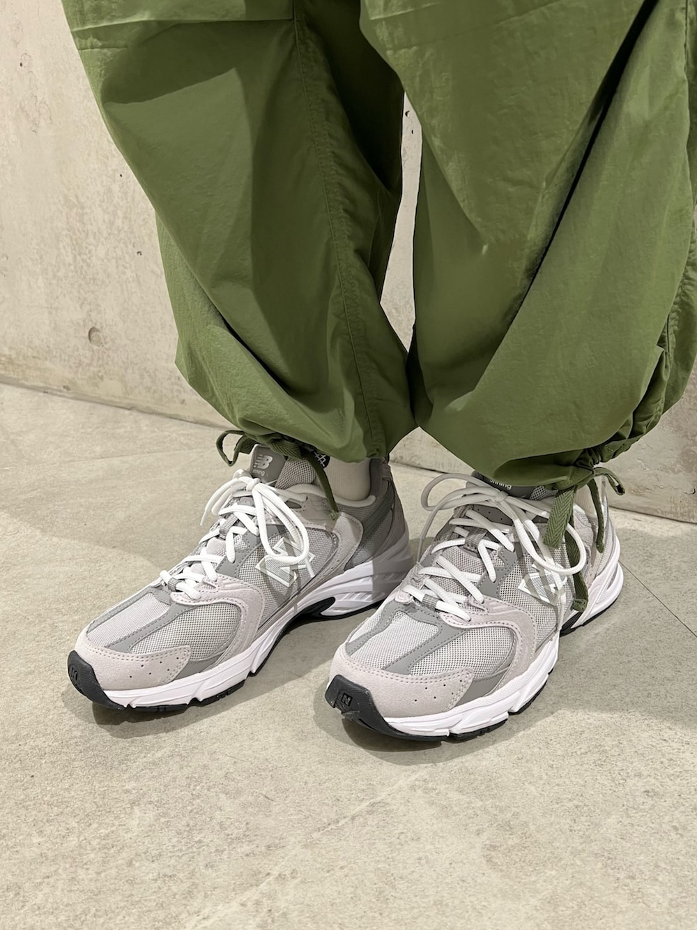 ブルー系のデニムジャケット、ホワイト系のTシャツ/カットソー、グリーン系のカーゴパンツを着用したメンズの春コーディネートの4枚目の写真