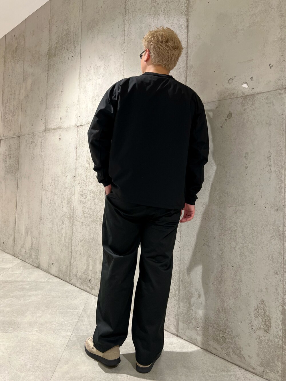 ブラック系のカーディガン/ボレロ、ブラック系のチノパンツ、ベージュ系のスニーカーを着用したメンズの秋コーディネートの3枚目の写真