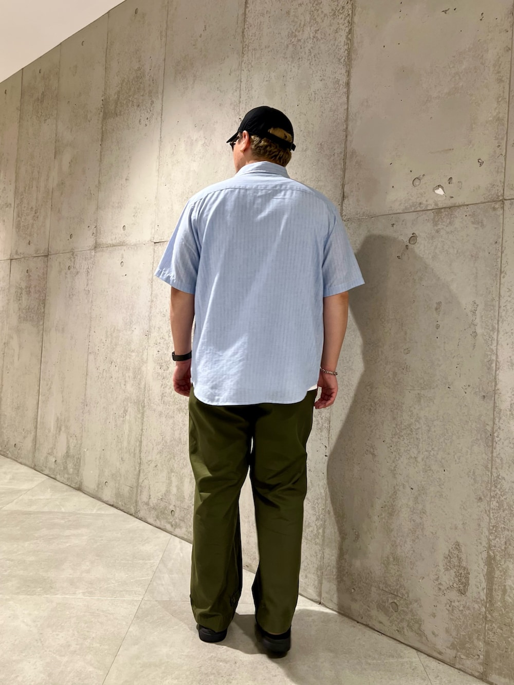 その他のシャツ/ブラウス、ホワイト系のタンクトップ、グリーン系のパンツを着用したメンズの夏コーディネートの4枚目の写真