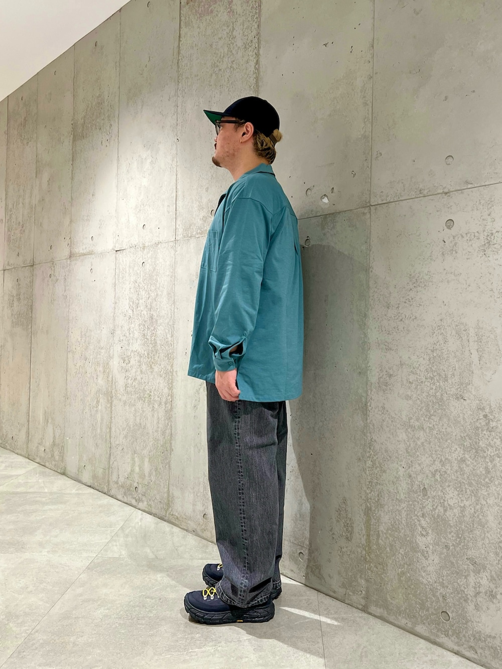 ブラック系のTシャツ/カットソー、グリーン系のシャツ/ブラウス、ブラック系のデニムパンツを着用したメンズの夏コーディネートの2枚目の写真