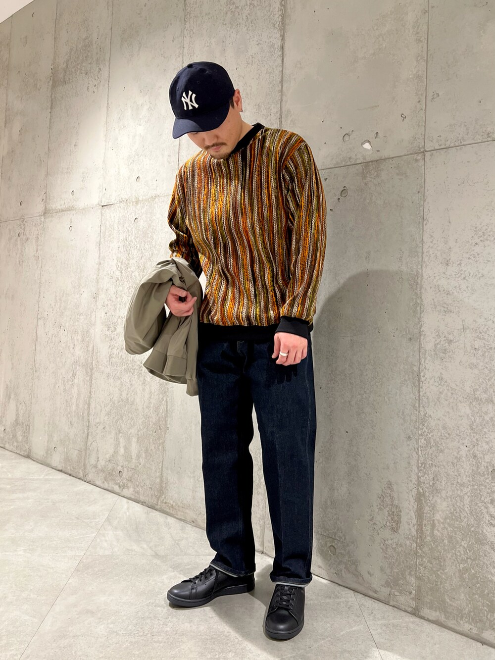 「スニーカー、デニム、シンプル、adidas、レイヤードスタイル、休日コーデ、春色、シンプルコーデ、春コーデ、URBAN RESEARCH、今日のコーデ、オトナカジュアル、Sonny　Label、ビビッドカラー、いいね、save、フォローお願いします🤑、ほめられ本命コーデ」｜「NEW ERAの『別注』New Era×Sonny Label　PCRetroCrown W 9FIFTY（キャップ、ブルー系）」を使った、Jun さん（メンズ・176cm）の冬コーディネートの4枚目の写真