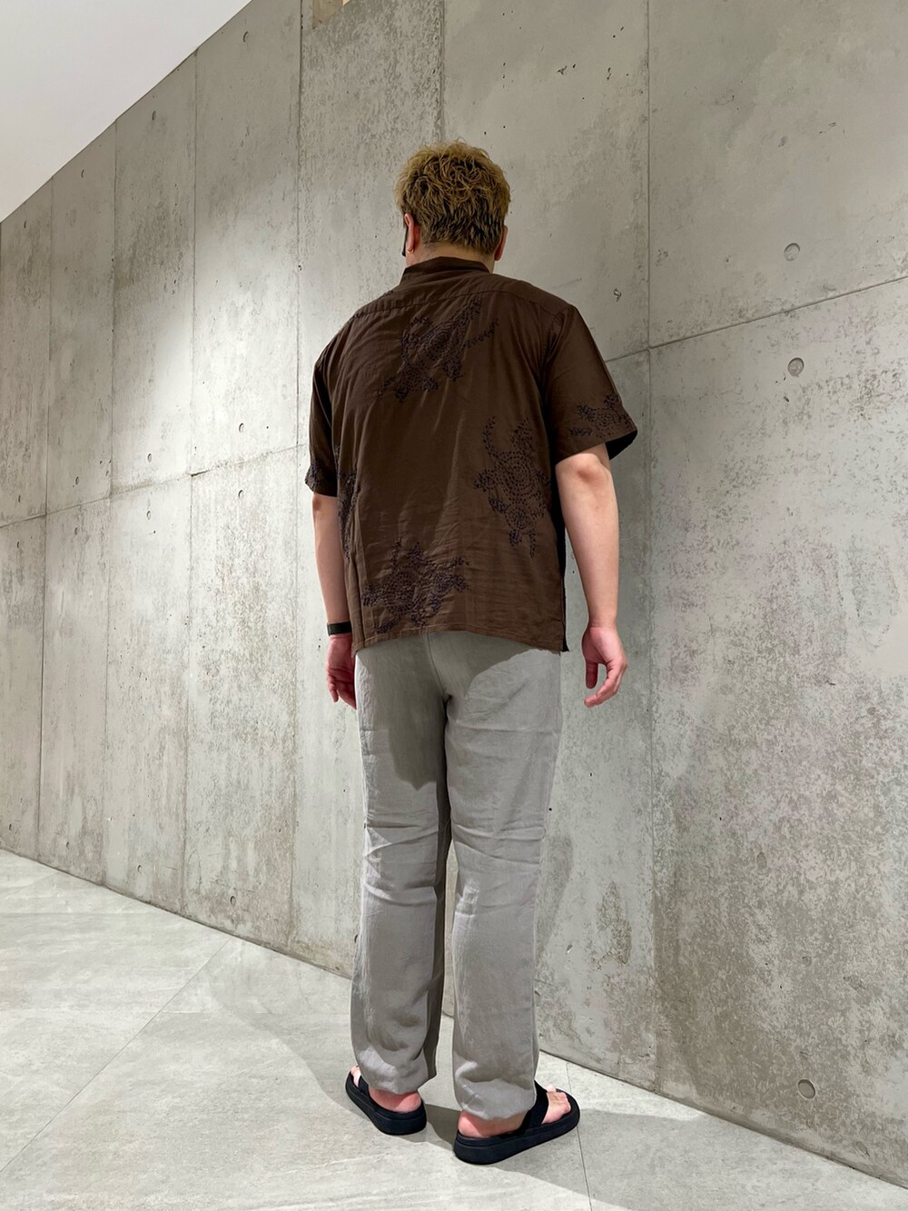 グレー系のその他パンツ、ブラック系のサンダル、ブラウン系のシャツ/ブラウスを着用したメンズの夏コーディネートの3枚目の写真
