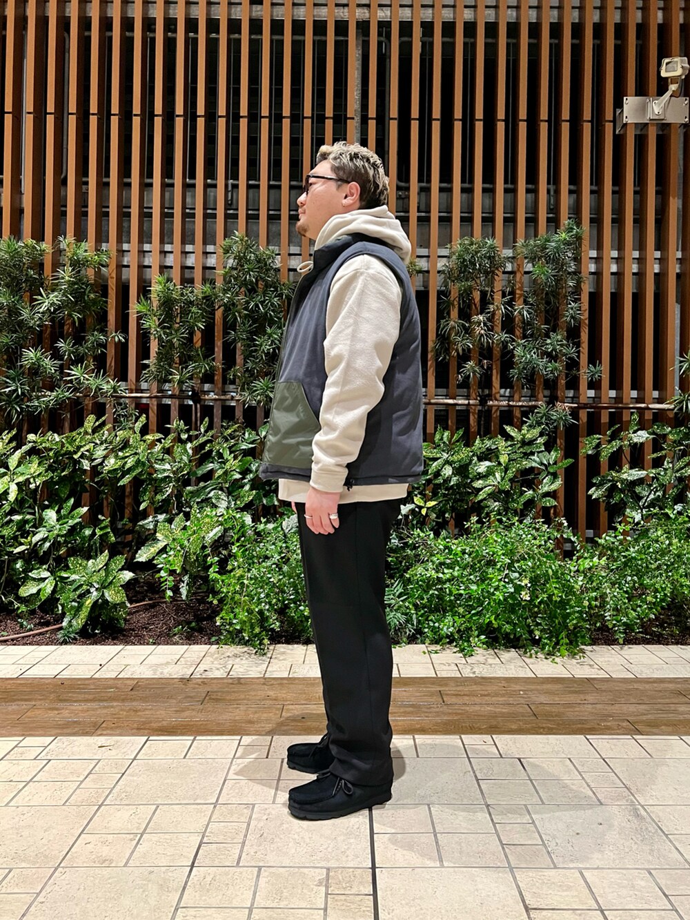 「カジュアル、パーカー、ストリート、ベスト、レイヤードスタイル、オーバーサイズ、大人カジュアル、休日スタイル、お出かけコーデ、秋冬コーデ」|「SMELLYの316Lミニフープピアス(ピアス(両耳用)、シルバー系)」を使った、Jun さん(メンズ・176cm)の冬コーディネートの2枚目の写真