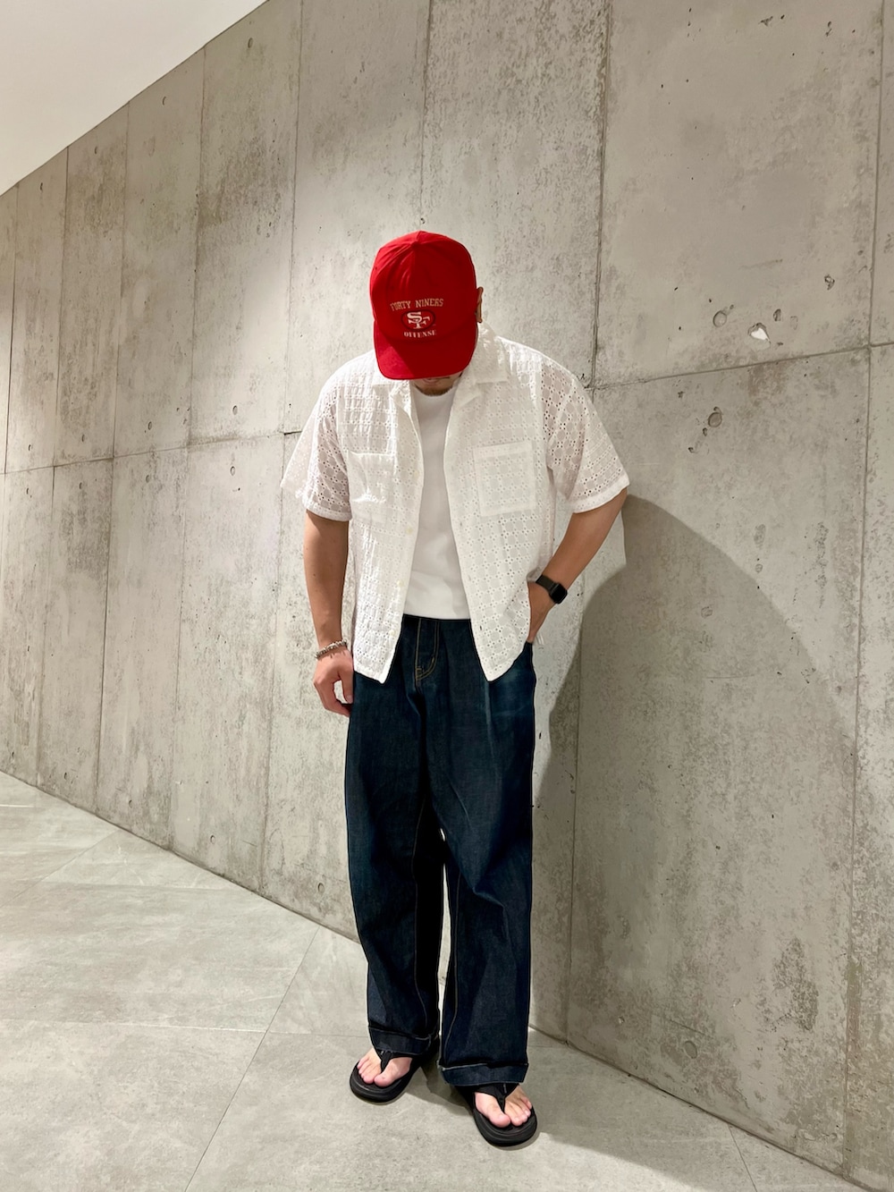 ホワイト系のシャツ/ブラウス、ブルー系のデニムパンツ、ブラック系のサンダルを着用したメンズの夏コーディネートの2枚目の写真