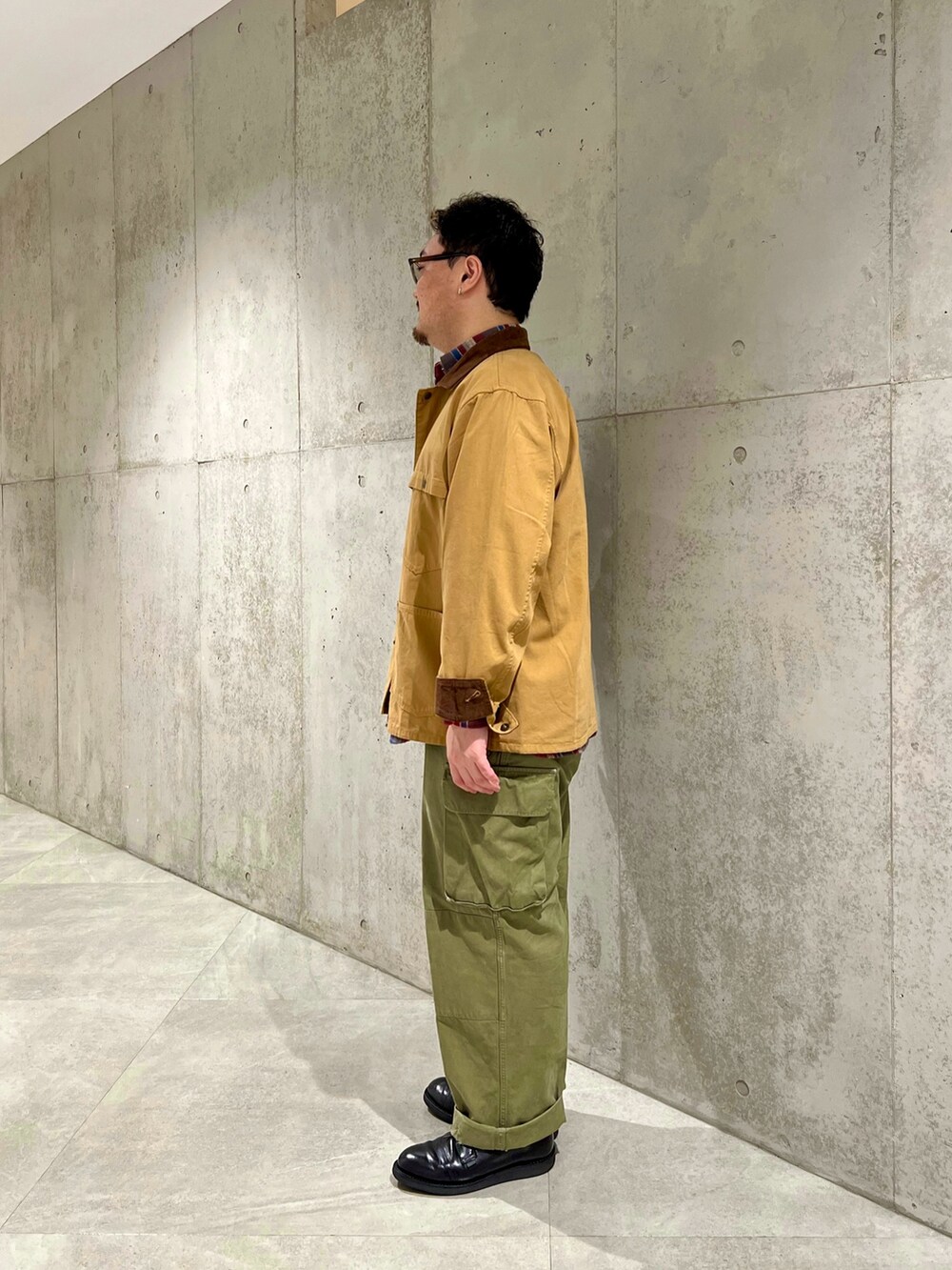 イエロー系のカバーオール、レッド系のシャツ/ブラウスを着用したメンズの秋コーディネートの2枚目の写真