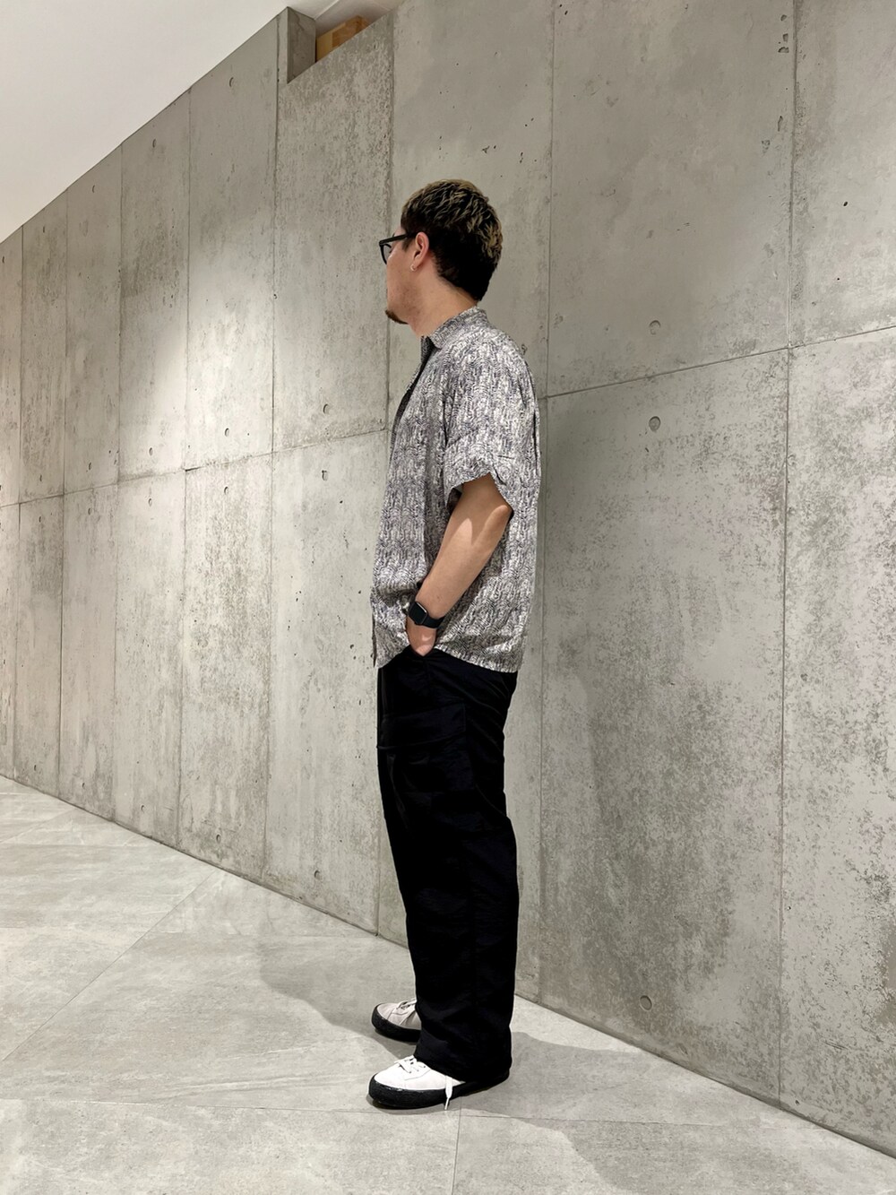 ホワイト系のスニーカー、ブラック系のその他パンツ、ホワイト系のTシャツ/カットソーを着用したメンズの夏コーディネートの3枚目の写真