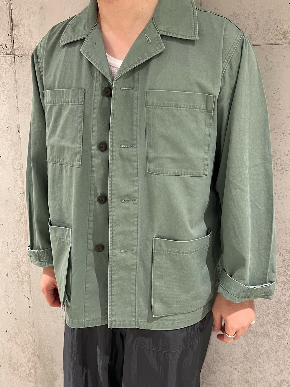 グリーン系のミリタリージャケット、グレー系のその他パンツ、レッド系のモカシン/デッキシューズを着用したメンズの秋コーディネートの4枚目の写真