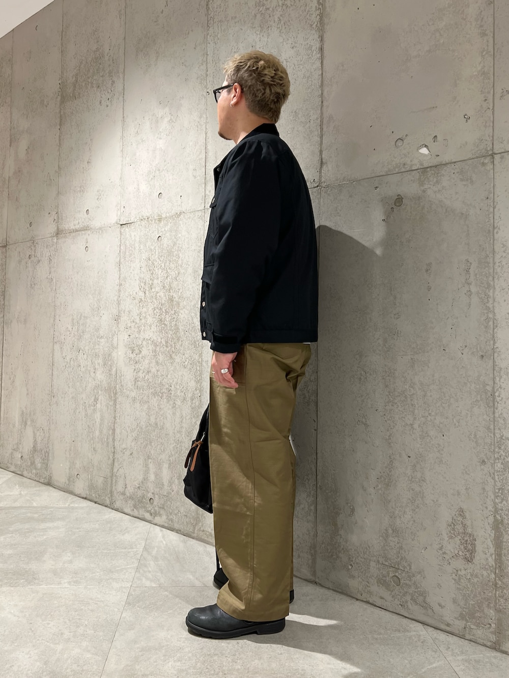 ブラック系のその他アウター、ホワイト系のTシャツ/カットソー、ブラック系のバックパック/リュックを着用したメンズの秋コーディネートの4枚目の写真