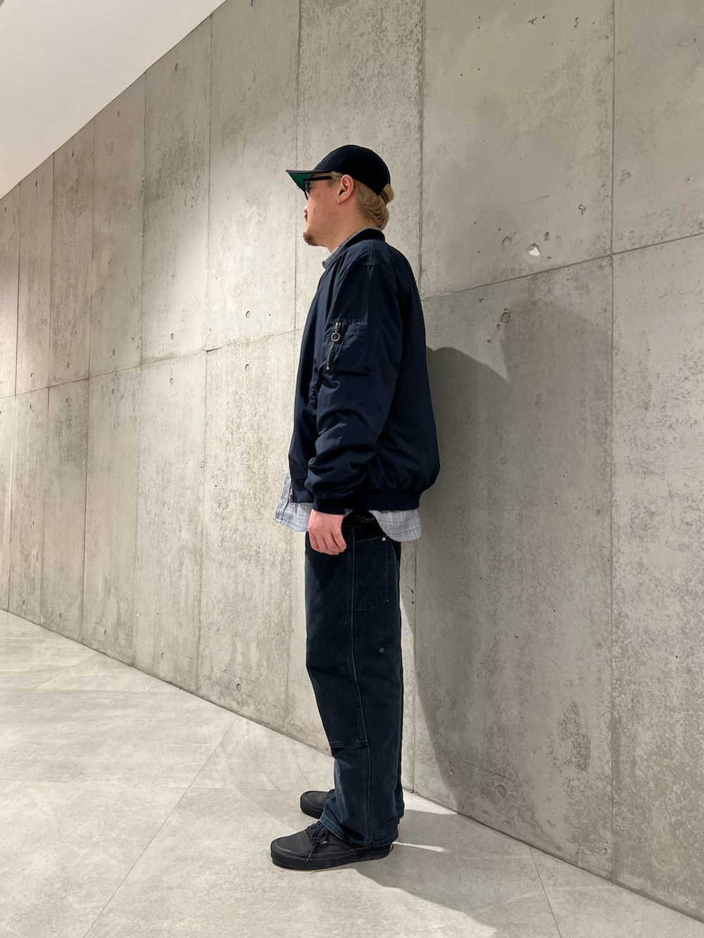 ブルー系のシャツ/ブラウス、ブルー系のMA-1、シルバー系のピアス（両耳用）を着用したメンズの冬コーディネートの2枚目の写真