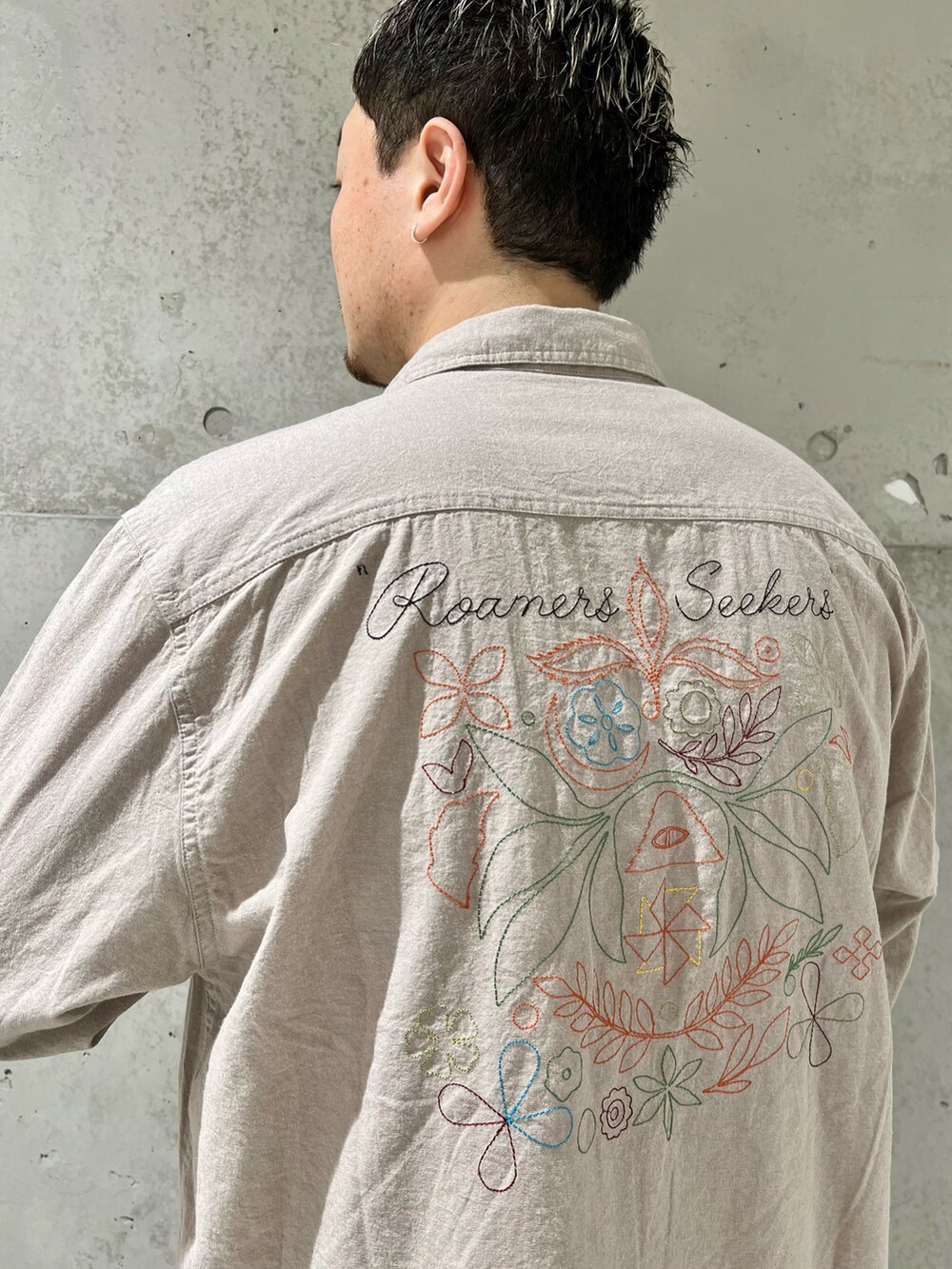 ブラウン系のシャツ/ブラウス、ブルー系のデニムパンツ、ベージュ系のスニーカーを着用したメンズの春コーディネートの3枚目の写真