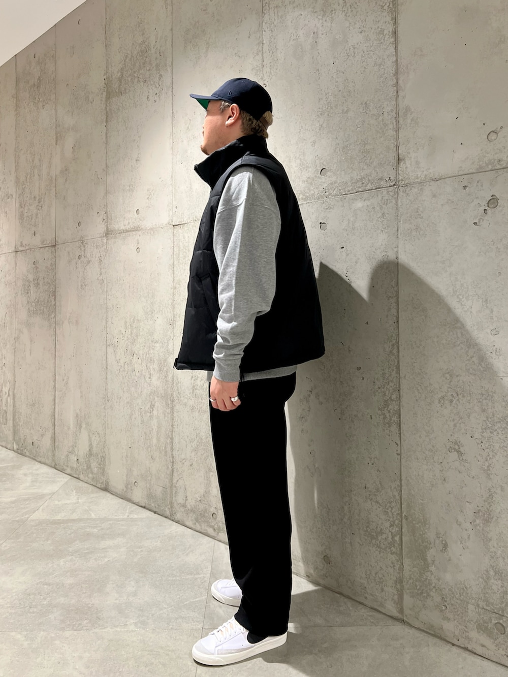 ブラック系のダウンベスト、グレー系のスウェット、ブラック系のその他パンツを着用したメンズの秋コーディネートの2枚目の写真