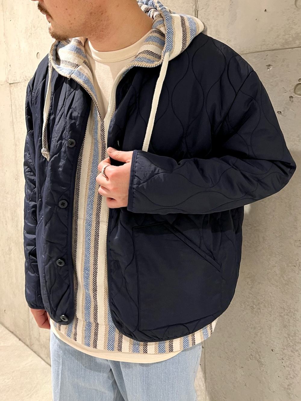 ブルー系のパーカー、ホワイト系のTシャツ/カットソー、ブルー系のその他アウターを着用したメンズの冬コーディネートの5枚目の写真