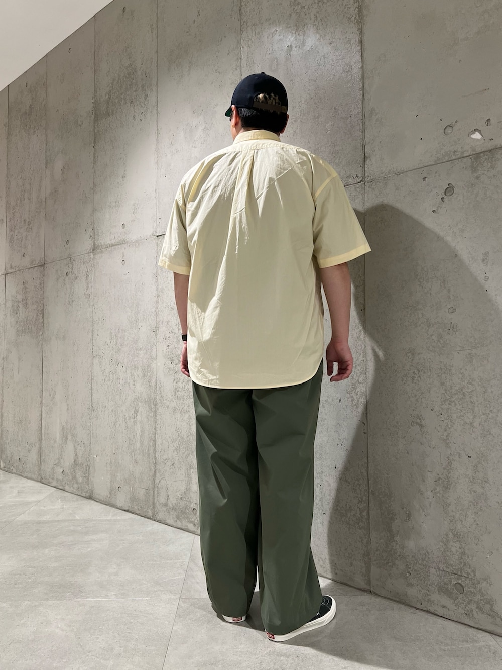 ブラック系のTシャツ/カットソー、イエロー系のシャツ/ブラウス、グリーン系のその他パンツを着用したメンズの夏コーディネートの3枚目の写真