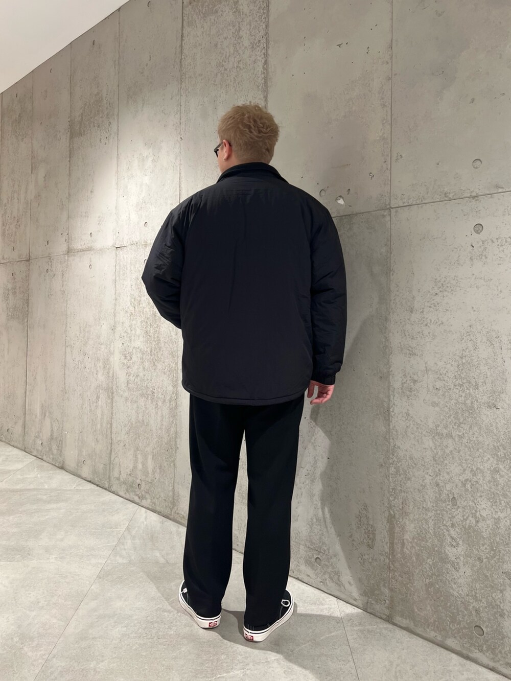 ブラック系のカーディガン/ボレロ、ブラック系のブルゾン、ホワイト系のTシャツ/カットソーを着用したメンズの冬コーディネートの3枚目の写真