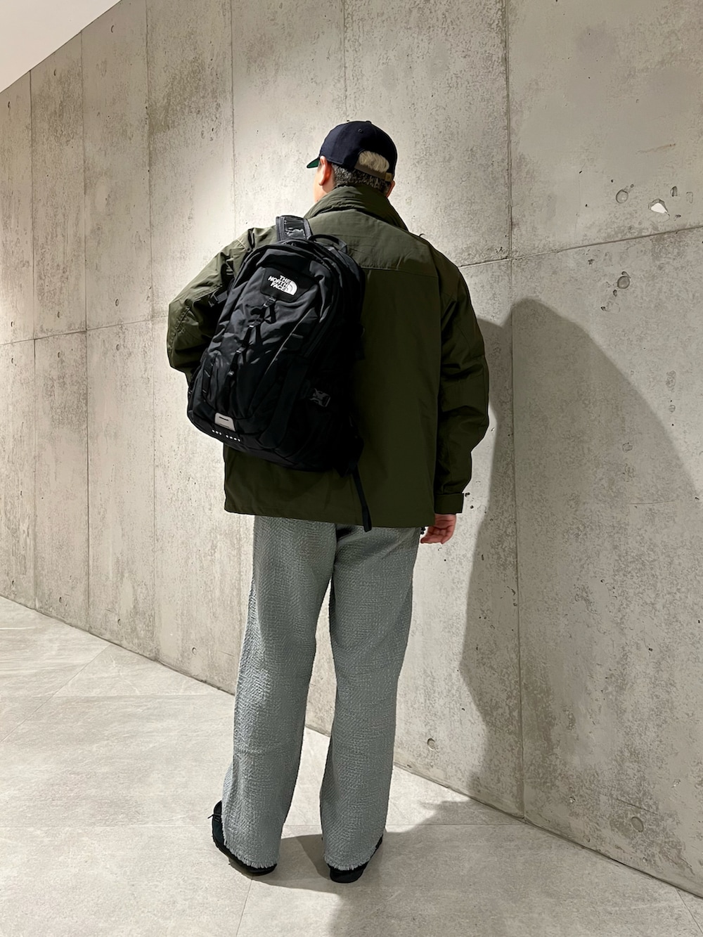 グリーン系のマウンテンパーカー、ブラック系のシャツ/ブラウス、ブラック系のシューズを着用したメンズの冬コーディネートの4枚目の写真