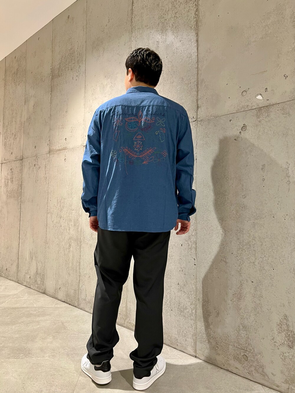 ブルー系のその他アウター、ブルー系のシャツ/ブラウス、グレー系のその他パンツを着用したメンズの春コーディネートの3枚目の写真