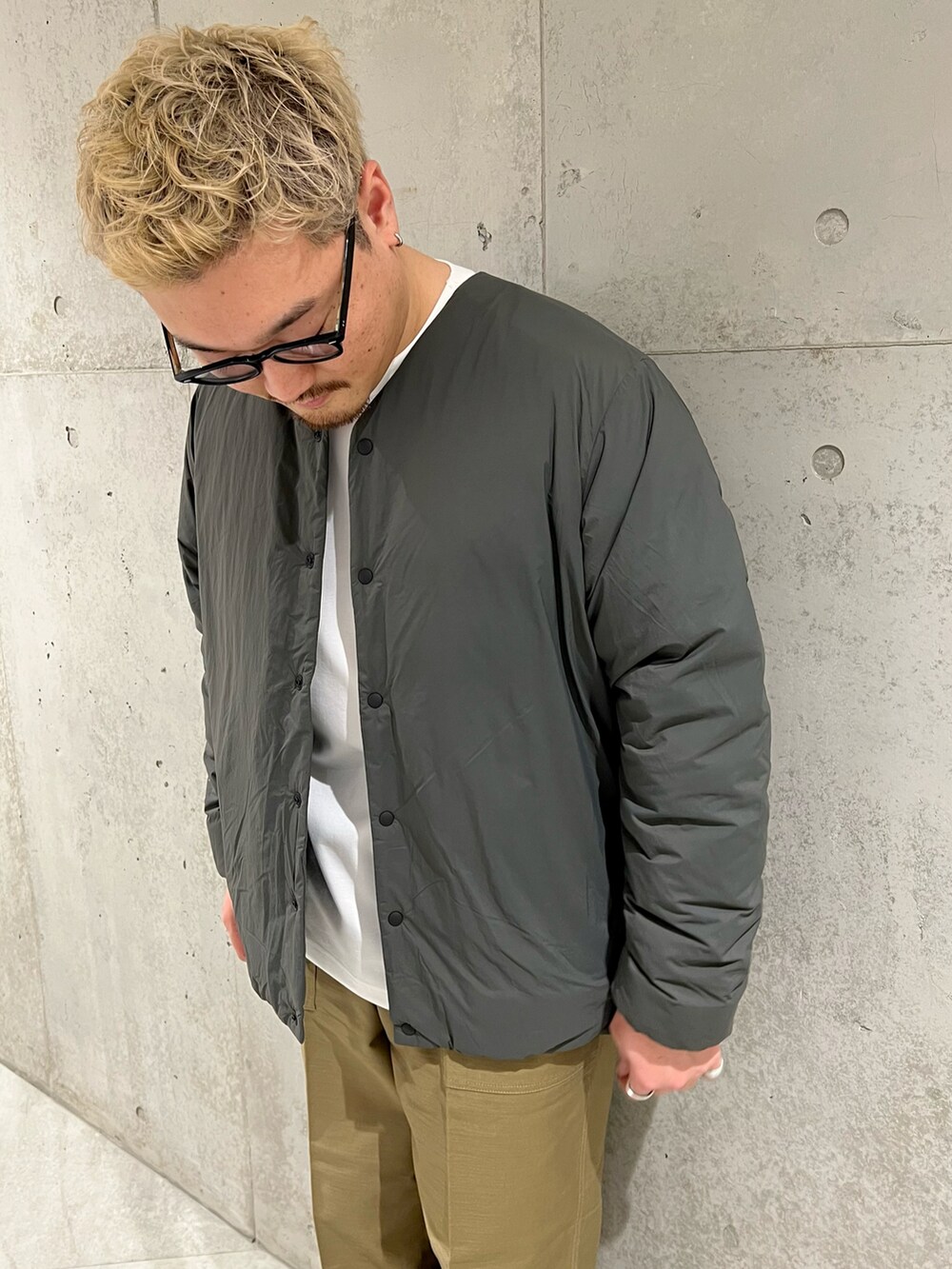 グレー系のダウンジャケット/コート、グリーン系のその他パンツ、レッド系のモカシン/デッキシューズを着用したメンズの秋コーディネートの4枚目の写真