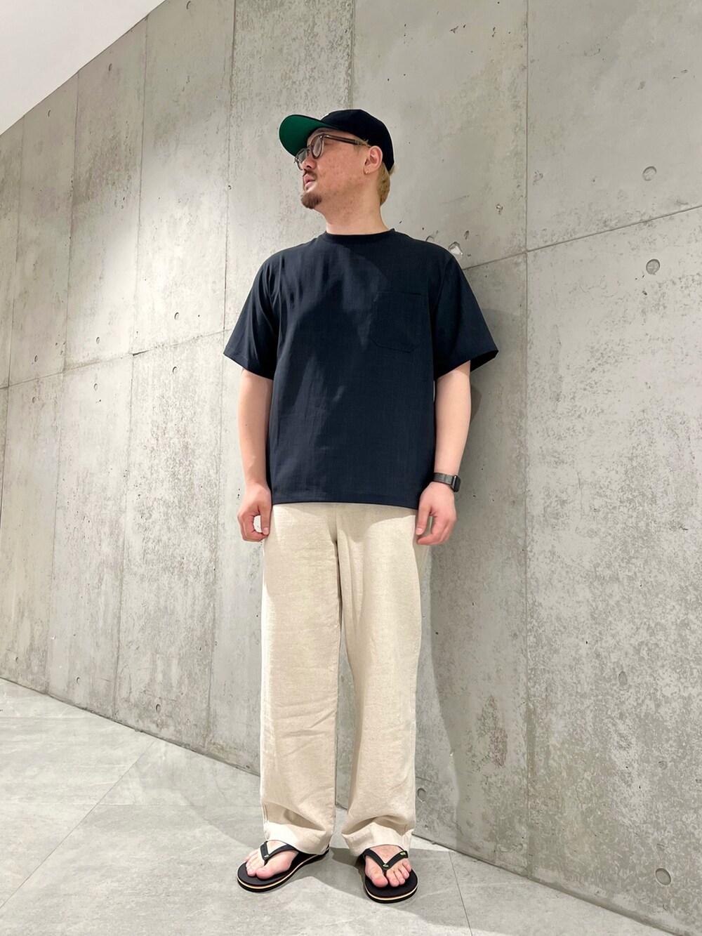 グレー系のシャツ/ブラウス、ブラック系のTシャツ/カットソー、ベージュ系のその他パンツを着用したメンズの夏コーディネートの4枚目の写真