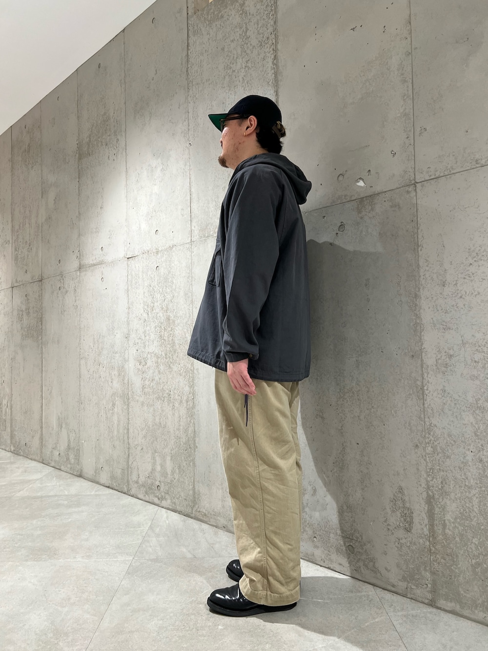 グレー系のその他アウターを着用したメンズの秋コーディネートの2枚目の写真