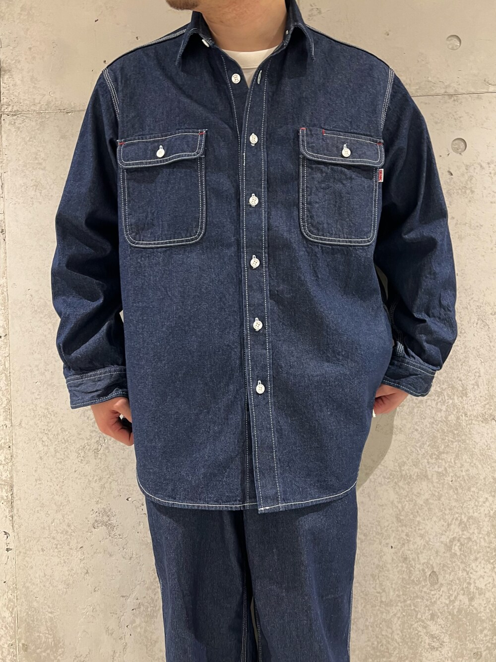 ブルー系のシャツ/ブラウス、ホワイト系のTシャツ/カットソー、ブルー系のデニムパンツを着用したメンズの春コーディネートの2枚目の写真