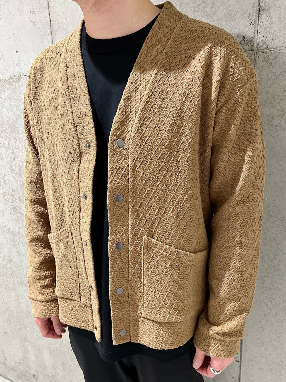 ベージュ系のカーディガン/ボレロ、ブラック系のTシャツ/カットソー、ブラック系のその他パンツを着用したメンズの春コーディネートの2枚目の写真