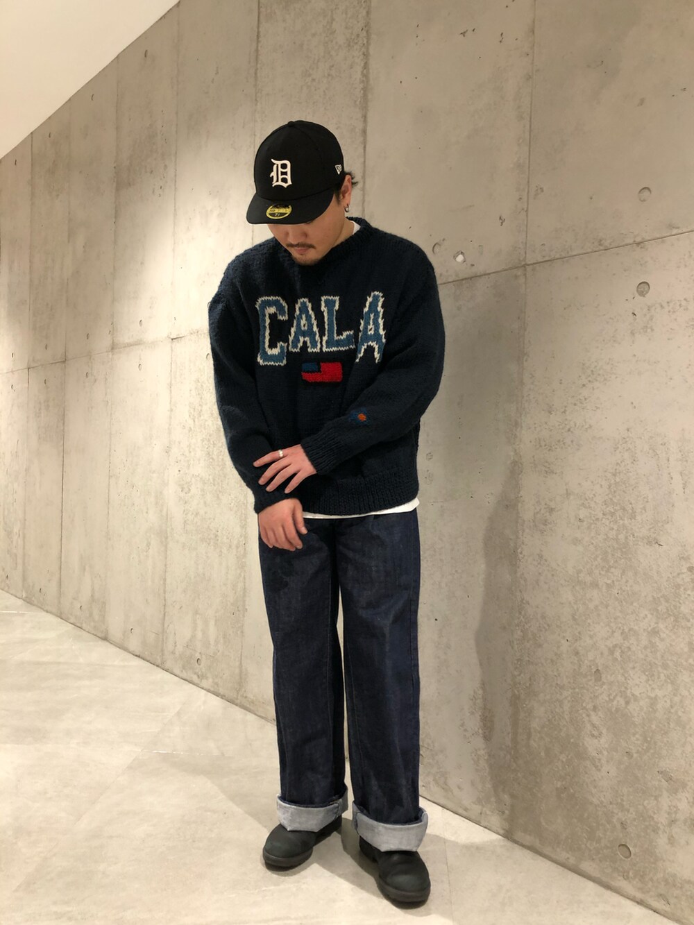 ブルー系のデニムパンツ、ブラック系のブーツ、ホワイト系のTシャツ/カットソーを着用したメンズの秋コーディネートの2枚目の写真