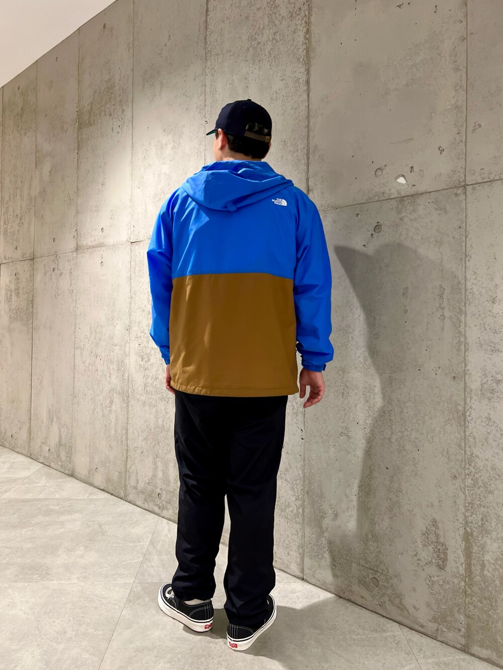 ホワイト系のTシャツ/カットソー、ブラック系のスニーカー、ブラック系のその他パンツを着用したメンズの春コーディネートの4枚目の写真