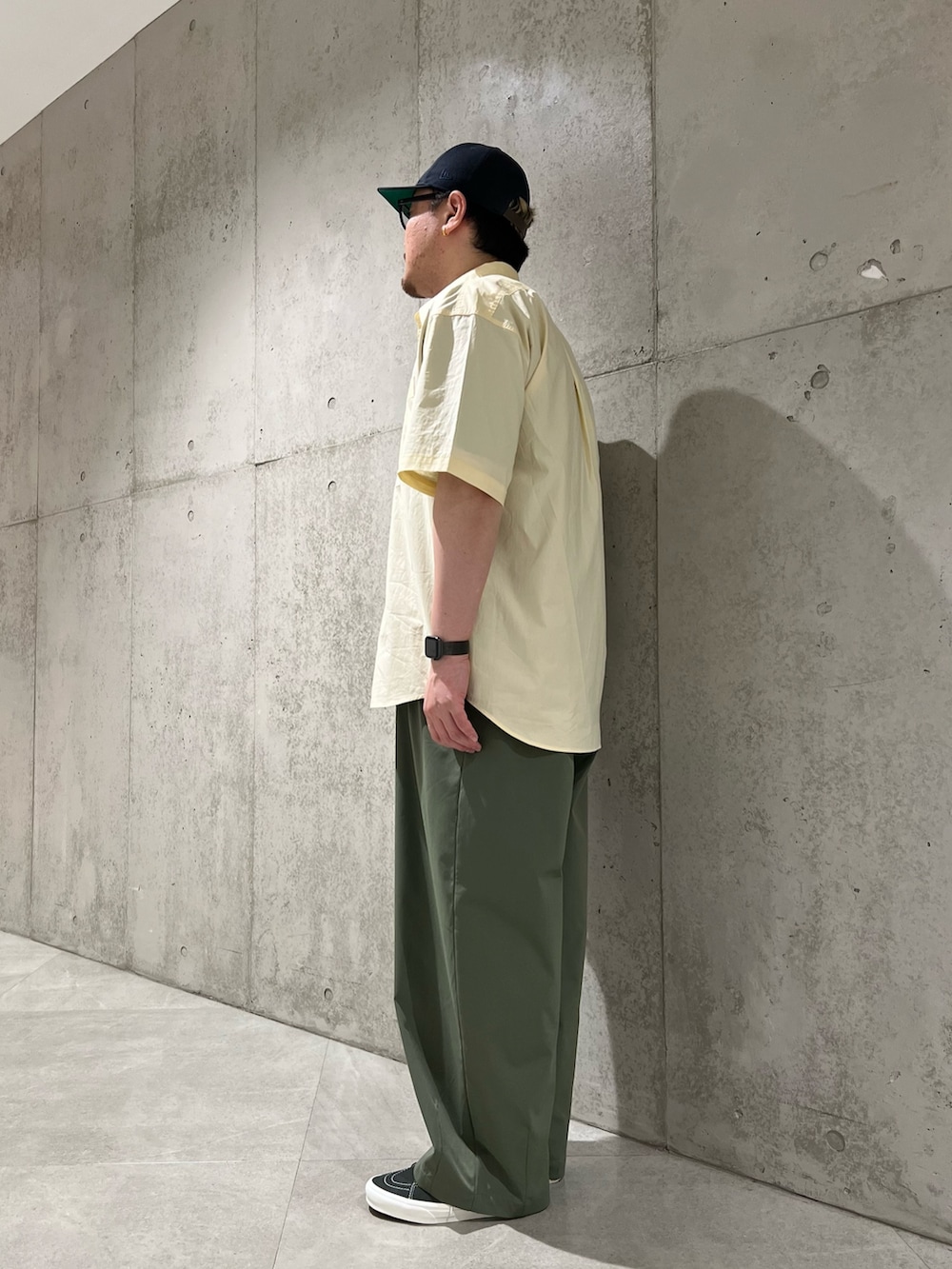 ブラック系のTシャツ/カットソー、イエロー系のシャツ/ブラウス、グリーン系のその他パンツを着用したメンズの夏コーディネートの2枚目の写真