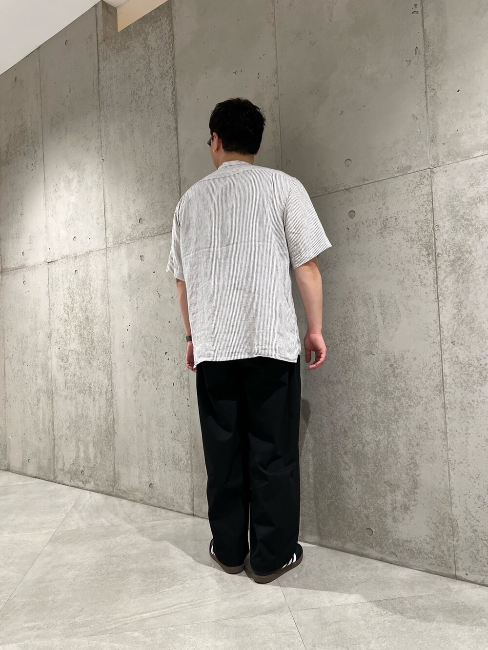 その他のシャツ/ブラウス、グレー系のタンクトップ、ブラック系のその他パンツを着用したメンズの夏コーディネートの3枚目の写真