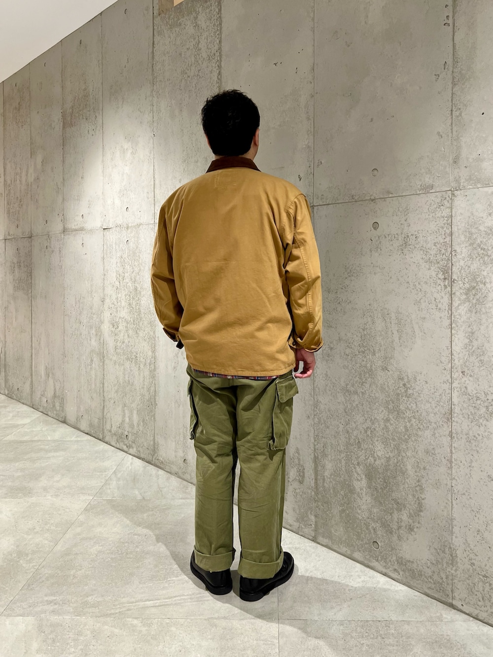 イエロー系のカバーオール、レッド系のシャツ/ブラウスを着用したメンズの秋コーディネートの3枚目の写真