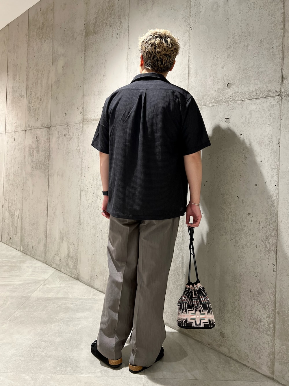 ブラック系のショルダーバッグ、グレー系のシャツ/ブラウス、ホワイト系のTシャツ/カットソーを着用したメンズの夏コーディネートの4枚目の写真