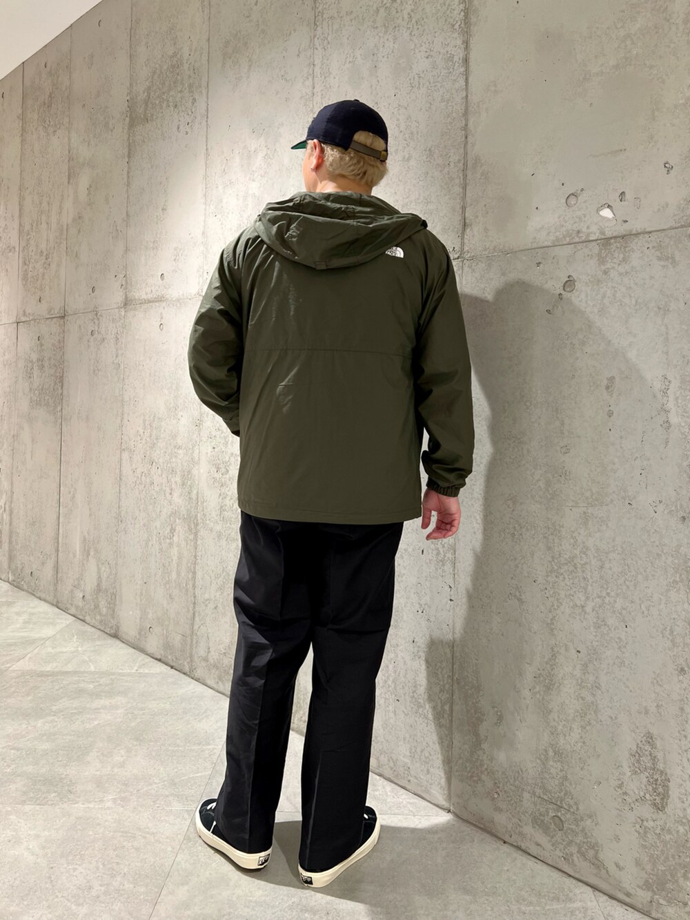 ホワイト系のTシャツ/カットソー、ブラック系のスニーカー、ブラック系のその他パンツを着用したメンズの秋コーディネートの3枚目の写真