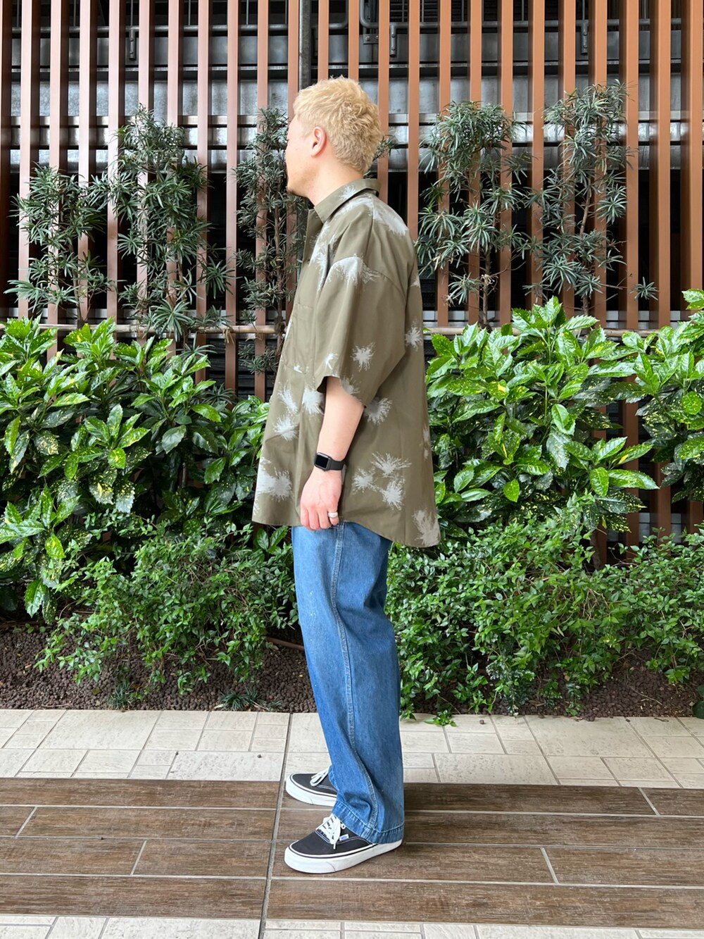 グリーン系のシャツ/ブラウス、ホワイト系のTシャツ/カットソー、ブルー系のデニムパンツを着用したメンズの春コーディネートの3枚目の写真