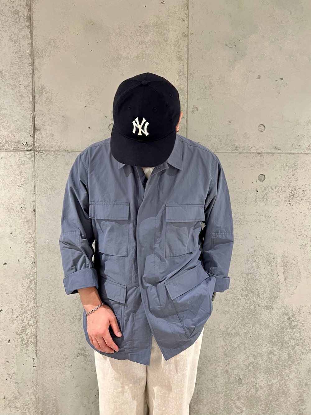 ホワイト系のTシャツ/カットソー、ブラック系のサンダル、グレー系のその他アウターを着用したメンズの秋コーディネートの2枚目の写真