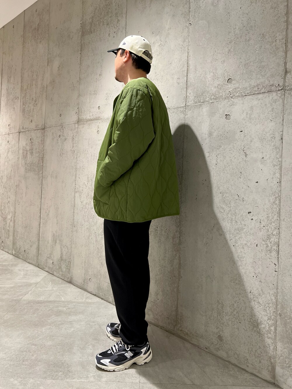 グリーン系のその他アウター、グレー系のスウェット、ブラック系のその他パンツを着用したメンズの春コーディネートの3枚目の写真