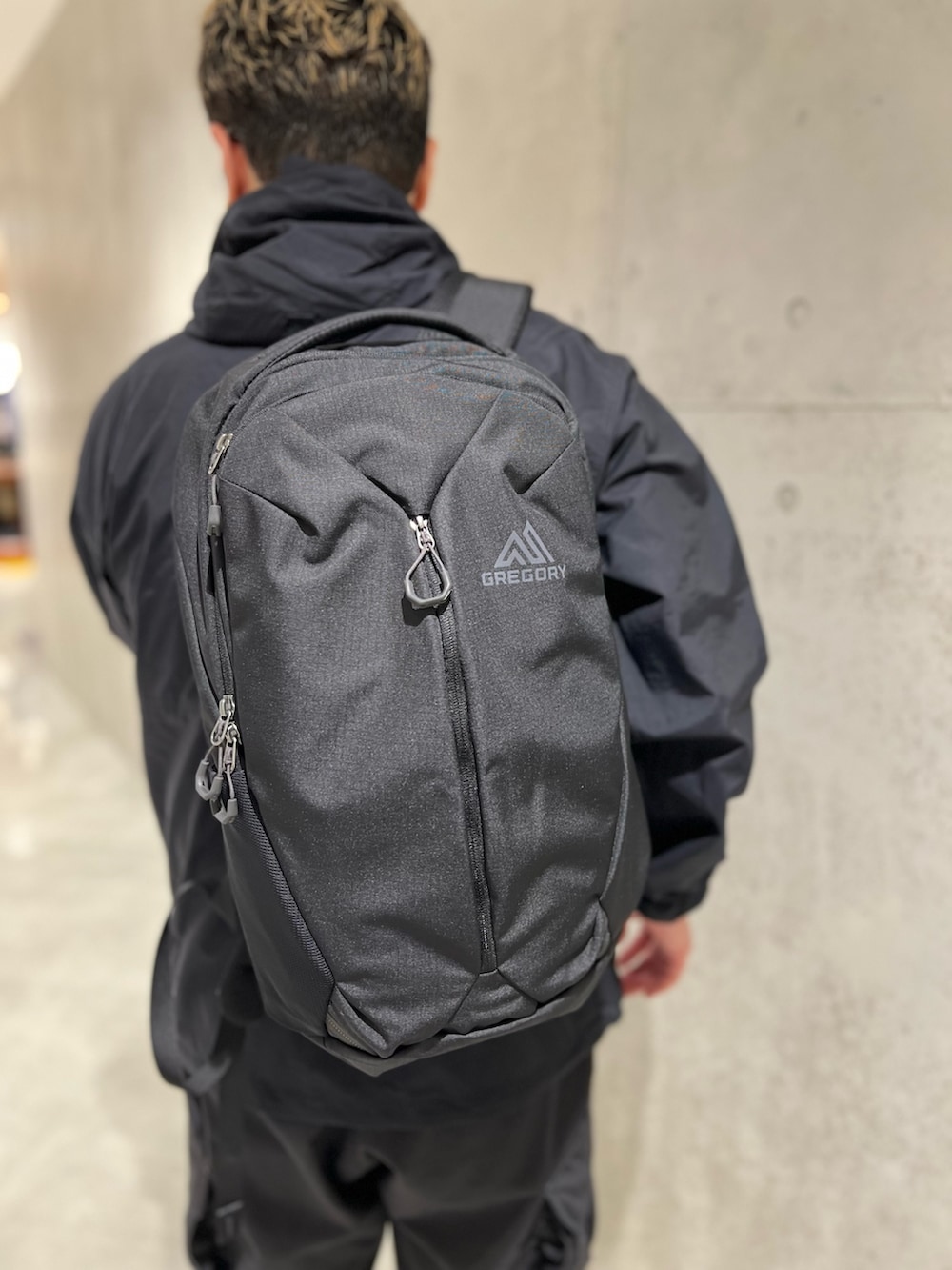 ブラック系のナイロンジャケット、ブラック系のその他パンツ、ブラック系のバックパック/リュックを着用したメンズの秋コーディネートの4枚目の写真