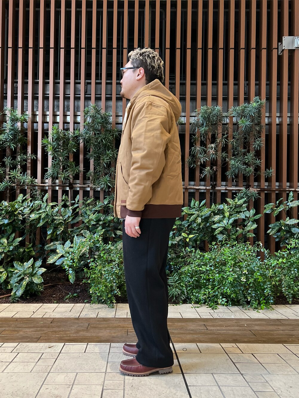 ベージュ系のジャケット/アウター、グレー系のTシャツ/カットソー、ブラック系のその他パンツを着用したメンズの秋コーディネートの2枚目の写真