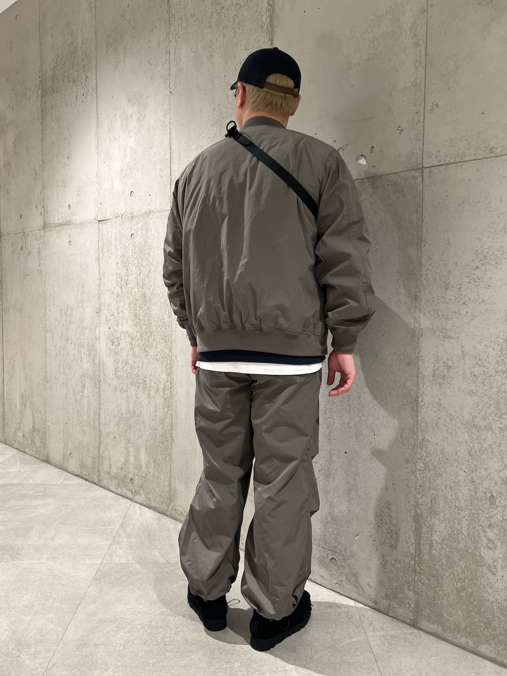 ブルー系のスウェット、ホワイト系のTシャツ/カットソー、ブラック系のボディバッグ/ウエストポーチを着用したメンズの冬コーディネートの3枚目の写真