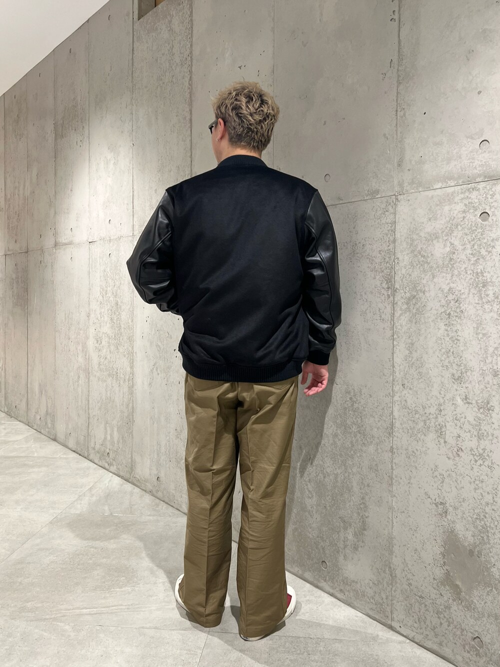 グリーン系のその他パンツ、ブラック系のTシャツ/カットソー、ブラック系のブルゾンを着用したメンズの秋コーディネートの3枚目の写真