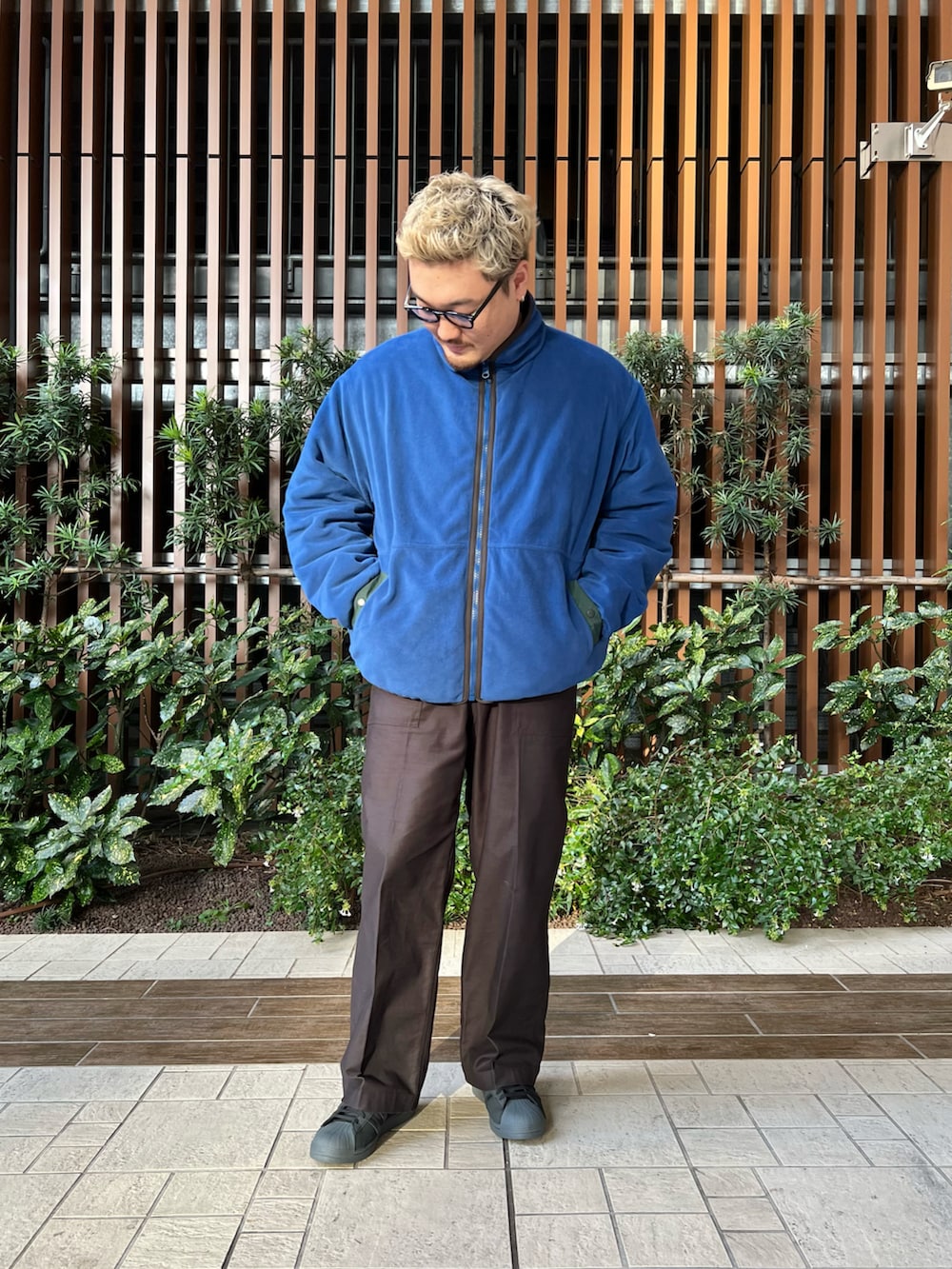 グリーン系のブルゾン、ホワイト系のTシャツ/カットソー、ブラック系のその他パンツを着用したメンズの冬コーディネートの4枚目の写真