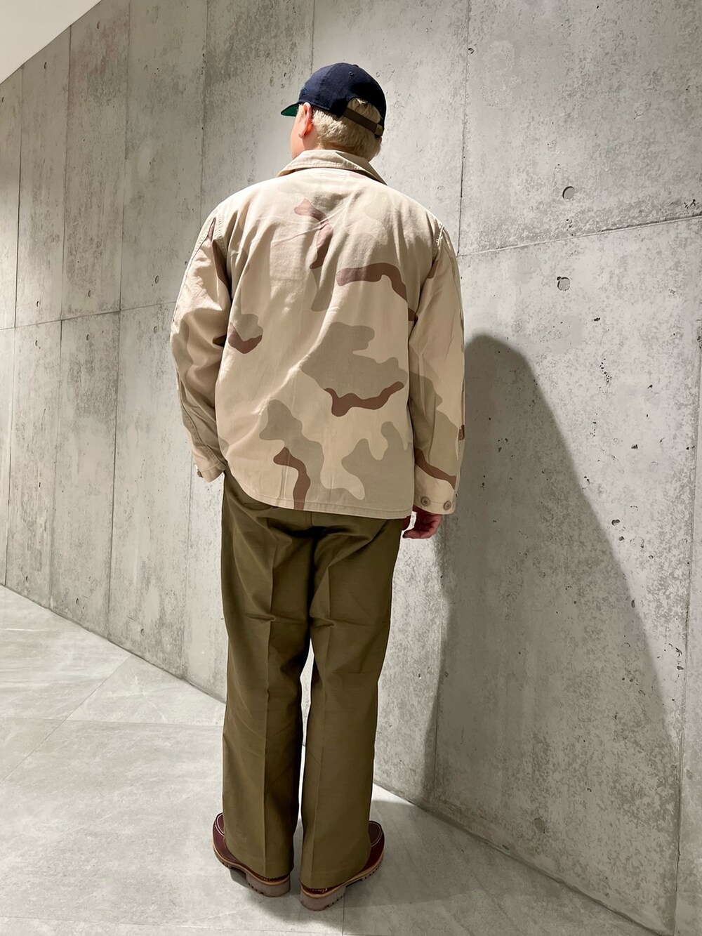 その他のミリタリージャケット、ホワイト系のTシャツ/カットソー、グリーン系のその他パンツを着用したメンズの秋コーディネートの4枚目の写真